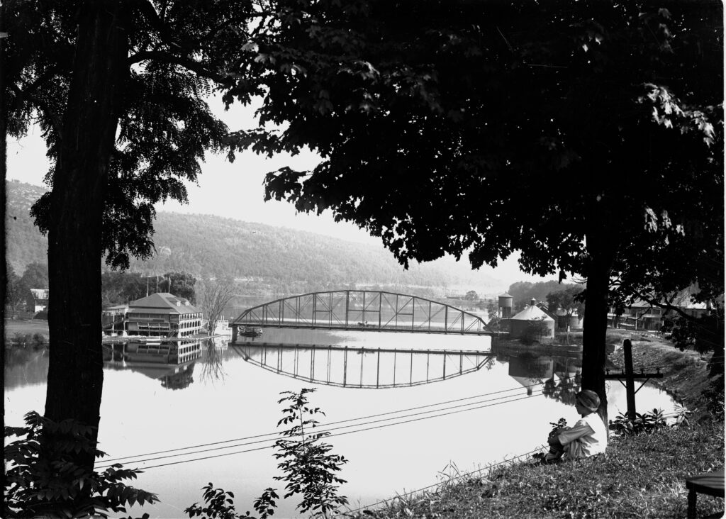 Island Park, Bridge over Connecticut River